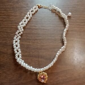 Beautiful faux pearl heart pendant choker